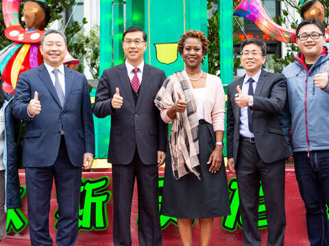 揭開2019台北燈節，聖國「柏克利紀念鐘」的序幕（由左至右：觀傳局副局長陳譽馨、外交部拉丁美洲暨加勒比海司長俞大氵雷、外交部常務次長曹立傑、聖國