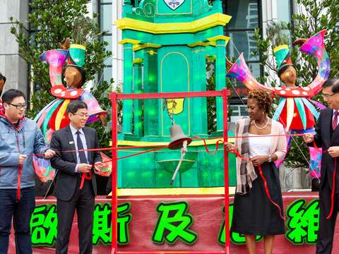 聖國花燈的敲鐘揭幕儀式啟動