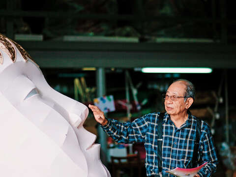 林健兒老師已有三十年製作傳統花燈的豐富經驗。（圖／林健兒）