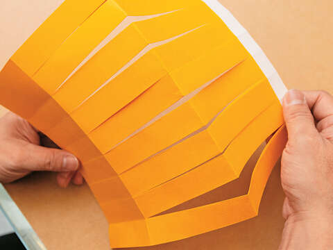 Step 9	將整張色紙攤開，此時由上而下會是雙面膠、剪開的部分、完整的紙面3個區塊。