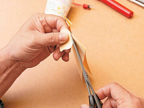 Step 1	將色紙對摺，用剪刀剪下兩張大小相同的桃子形狀紙片，作為豬耳朵。