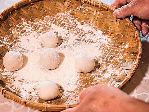 以同方向滾動元宵,力道要均勻。(攝影/林俊耀)