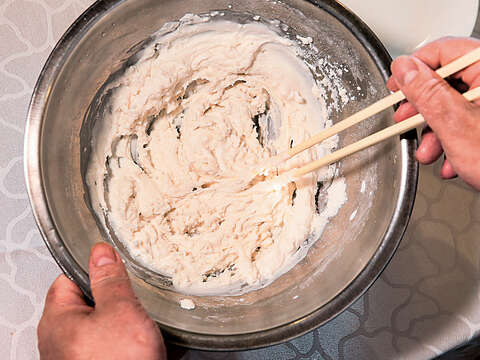 Step1將糯米粉倒入盆中,加入些許清水,用筷子拌勻至糯米粉結塊後,再用手搓揉,可避免手沾附過多粉漿。(攝影/林俊耀)