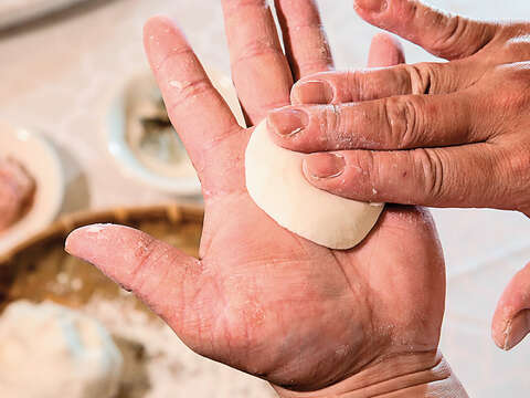 Step5將麵糰分成一個個20克重的小球，搓圓後壓平至不超過4隻手指的寬度，作為元宵麵皮。（攝影／林俊耀）