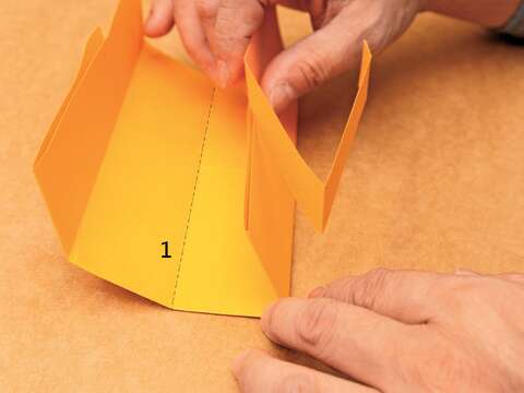 Step 7  再以摺線1為中心，兩邊各摺成4等分。（攝影／林俊耀）