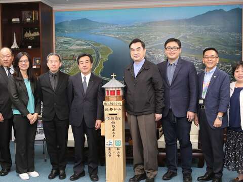 臺北市、松山市及臺北俳句會代表共同出席松山市俳句信箱致贈典禮