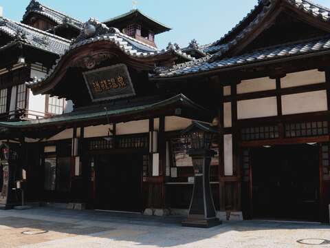 日本松山市「道後溫泉本館」是宮崎駿動畫《神隱少女》油屋場景的取景地  透過俳句串連兩市友好情誼、增進彼此了解