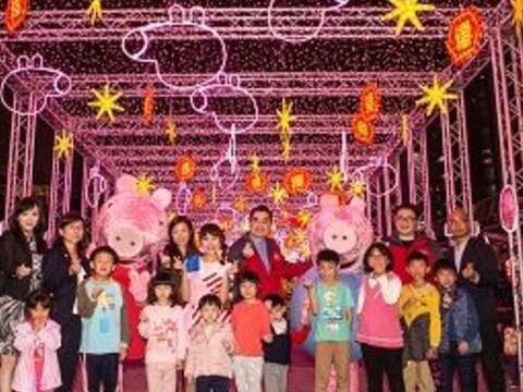 台北市副市長鄧家基與貴賓共同點亮「我愛佩佩豬」燈區40米的燈海隧道