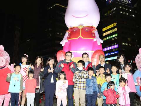 燈節明日登場，台北市副市長鄧家基與富邦集團、台灣大哥大代表邀請民眾明天一起來西區賞燈。.JPG