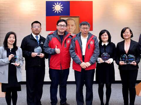 市長、觀傳局局長與本市績優景點合照.JPG