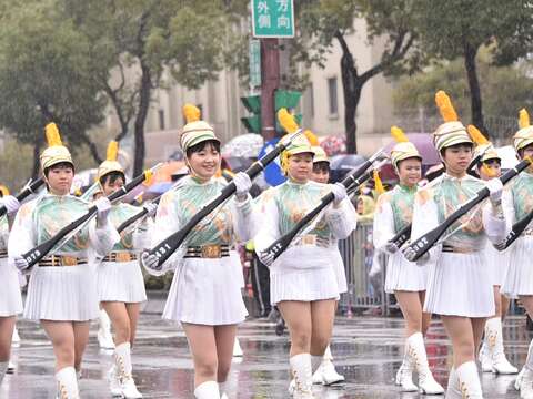 這次參與燈節遊行隊伍包括北一女中樂儀隊等多所學校表演團體，不畏風雨的演出引來現場熱情掌聲.JPG