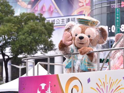 今年台北燈節遊行活動中，最令大家驚喜的就是東京迪士尼度假區達菲與雪莉玫的出現，引起現場粉絲驚聲尖叫!.JPG