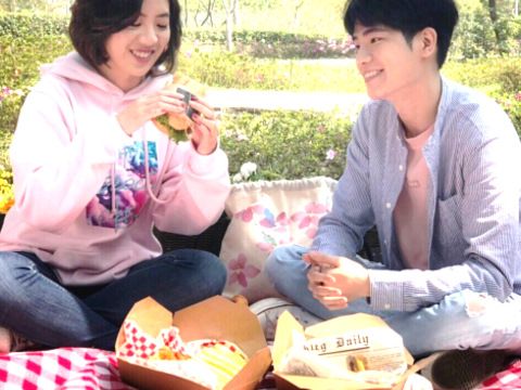 「學姐」黃瀞瑩與人氣男星張行一同穿上粉紅色衣服出演可愛情侶，花季野餐幸福感爆棚。