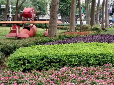 豔紅機體加強三民圓環的綠化