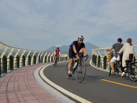 附近自行車道建設完善 (圖為中港河自行車橋)