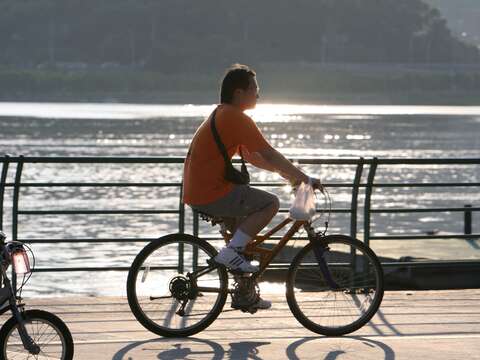 不妨和親朋好友騎自行車漫遊，愜意享受淡水河岸風光