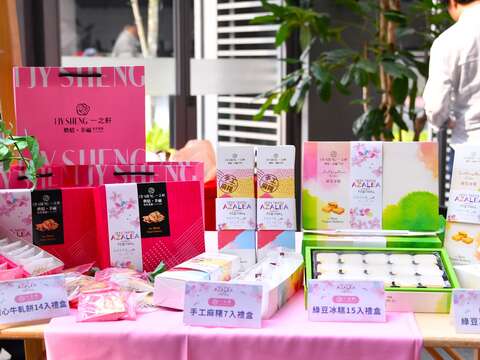 一之軒食品公司今（14）日推出花季限定包裝綠豆冰糕、牛軋餅、手工麻糬等禮盒，全臺門市上架供民眾選購！