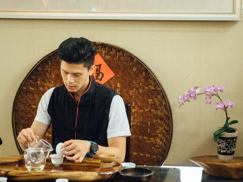 有記名茶第五代傳人王聖鈞示範如何沖一杯好茶。