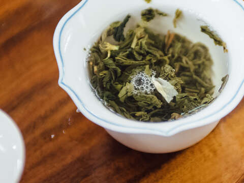 有記名茶第五代傳人王聖鈞示範如何沖一杯好茶。