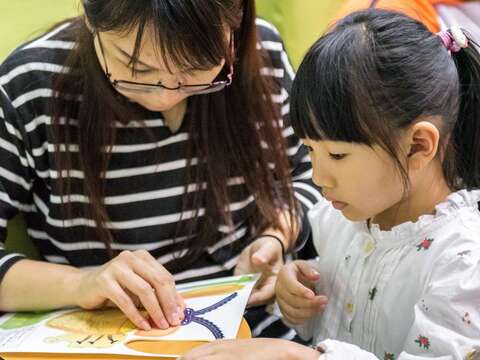 臺北動物園是交通便捷、有妥善規劃，能讓親子寓教於樂的賞螢環境學習場域