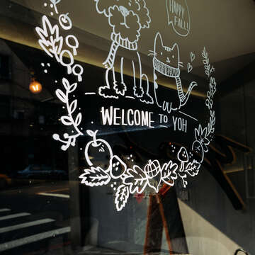 看到玻璃上的狗狗和貓貓，就知道這間餐廳歡迎毛小孩光臨。（攝影／楊雅淳）
