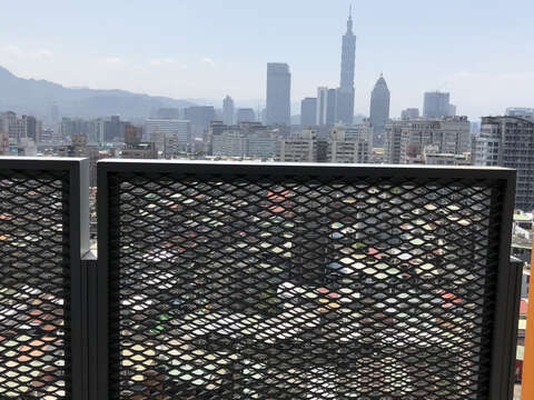 傳統眷村住宅常使用的半透空花格窗,重新轉譯為健康公宅陽台的立面元素。(圖/九典建築師事務所提供)