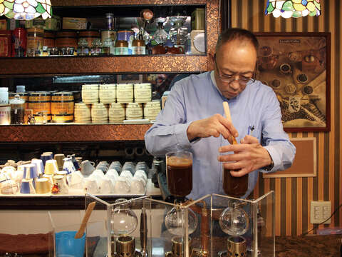 保留原有裝潢,透過不同咖啡豆讓老店有了新舊融合的樣貌。(圖/Hally Chen提供)