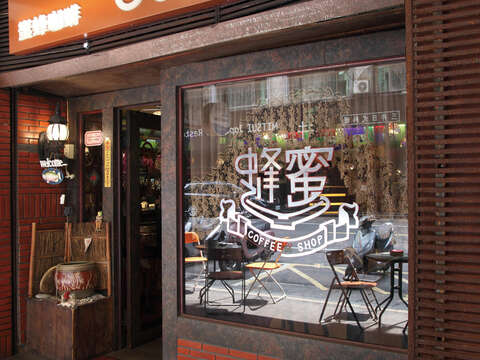 蜜蜂咖啡保留原有裝潢。(圖/Hally Chen提供)