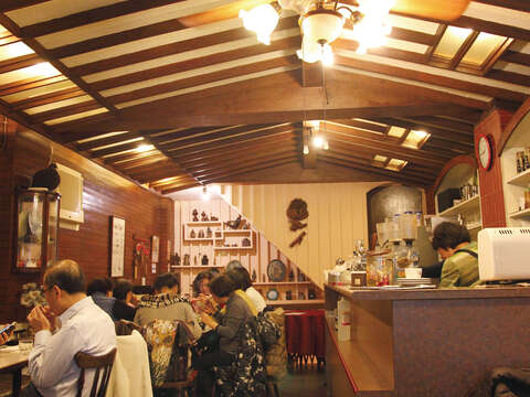 復古感的裝潢，記載著台北咖啡廳的歲月痕跡。（圖／Hally Chen提供）