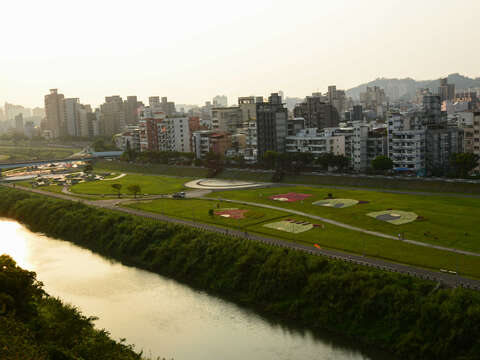 上政治大學藝文中心旁的水岸電梯，更可居高臨下飽覽河岸美景