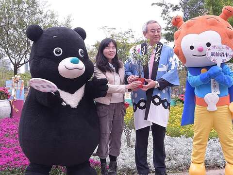 日本宮城縣氣仙沼市市長與吉祥物海之子海鞘BOY(劉佳雯攝).JPG