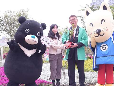 日本茨城縣笠間市副市長與吉祥物稻吉(劉佳雯攝).JPG