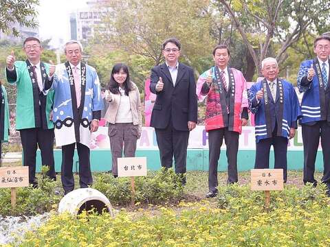 臺北市與日本久留米市、垂水市、氣仙沼市、笠間市長官共同種植杜鵑花(劉佳雯攝).JPG