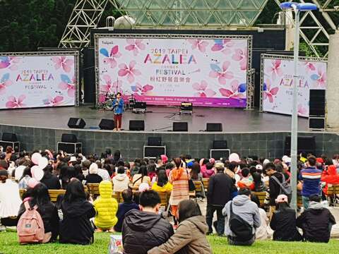 為了杜鵑花季粉紅野餐音樂會和民眾的約定，原本天氣預報說的微雨天居然轉晴
