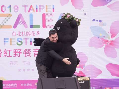 熊讚頭戴花圈與鄧家基副市長擁抱，熱情滿滿~