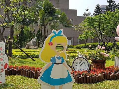 市府北門愛麗絲夢遊玫瑰園宣傳區(全景)