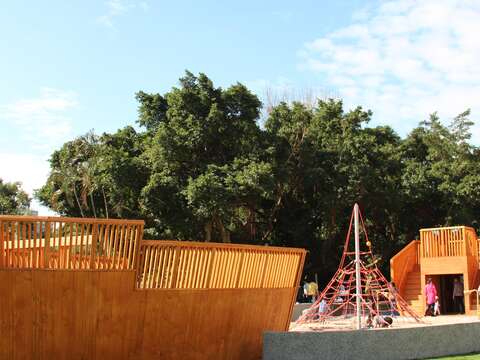 碧湖公園地標，巨型木造海盜船兒童遊戲場