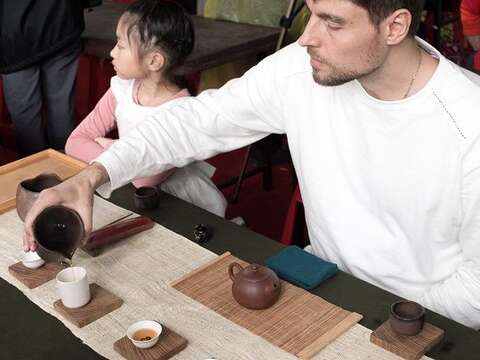 「親手奉一碗鐵觀音茶，向媽媽說聲辛苦了！」  母親節前夕到貓空，體驗封茶、封藏心意