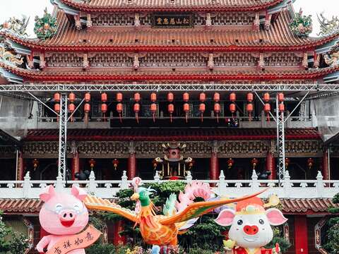 松山慈惠堂弘大莊嚴的廟宇建築,展現出非凡氣度。