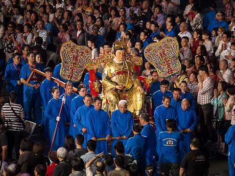 松山慈惠堂母娘繞境儀式，是由信眾扛著巨大的母娘神像，巡迴城市中。（圖／松山慈惠堂）