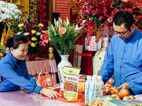 松山慈惠堂的師兄師姐們統一穿著「青衫」,給人安定的感覺。