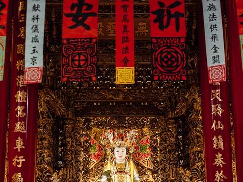 松山慈惠堂的師兄師姐們統一穿著「青衫」,給人安定的感覺。