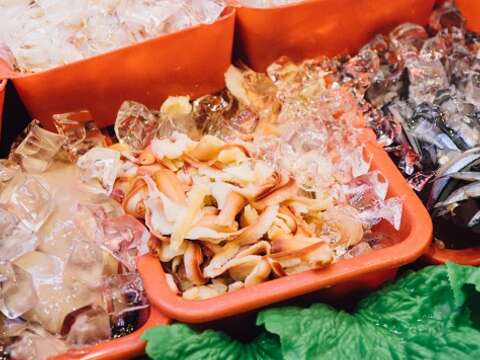 熱炒店陳列出的各式生鮮食材，引人注目的色彩勾動著味蕾。
