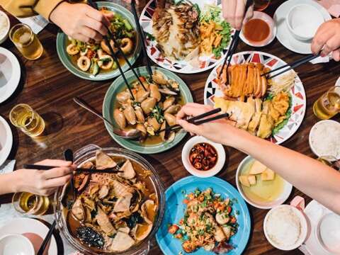 熱炒店菜色豐富多樣，無論山產或海產、日式或台式，一應俱全。