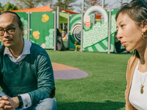 陳彥良（左）和媽媽周筠（右），交換彼此對共融公園的看法和想法。