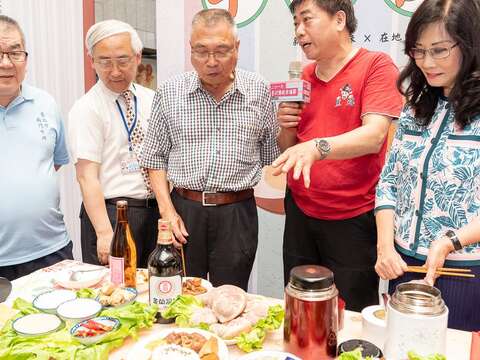 市場攤商熱烈地向王三中副局長及議員介紹自家產品特色