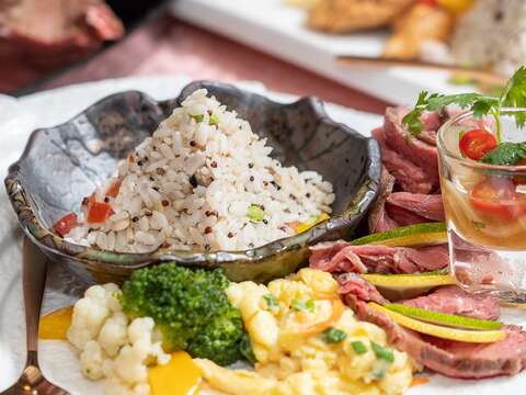 安東市場的馬師原創料理，以三低(低溫、低鹽、低油)為訴求，主打健身也能放心吃的健康