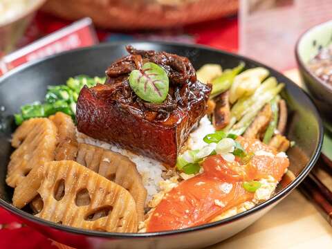 士東市場的曉平家常小吃使用產銷履歷食材，以溫體黑豬肉與曬乾長豆一同燉煮，客家菜
