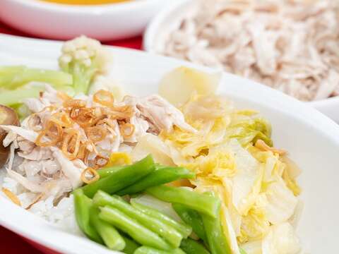 西湖市場的兩丿雞肉飯老闆每日親自到市場精心挑選食材，店內多樣配菜、小吃，讓便當