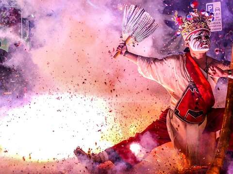 穿梭青山王祭典，存摺將陣頭的熱鬧精準捕捉。